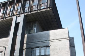 Severovýchodní roh původní budova s pilířem Virendeelovy konstrukce nadstavby ( © Ivan Grisa 08/2009)