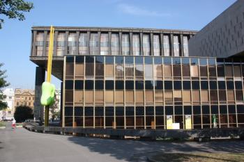Pohled od jihu, v popředí provozní budova Státní opery ( © Ivan Grisa 08/2009)