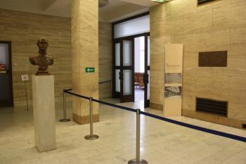 Busta M. R. Štefánika v předsálí hlavního bursovního sálu, později plenárního sálu Národního shromáždění, resp. Sněmovny lidu FS ( © Ivan Grisa 08/2009)