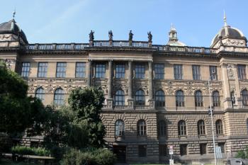 Východní průčelí historické budovy ( © Ivan Grisa 08/2009)