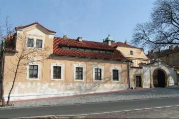 Zachovaná levá část s branou, za ní již vykukuje druhá budova zámku. ( © Petr Turyna 04/2004)