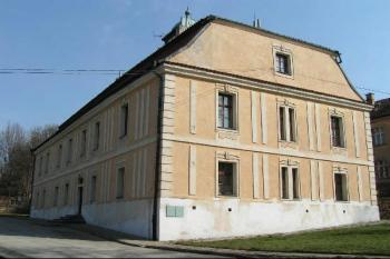 zámek s mansardovou střechou a vížkou, fasáda pochází z počátku 19. století. ( © Petr Turyna 04/2004)