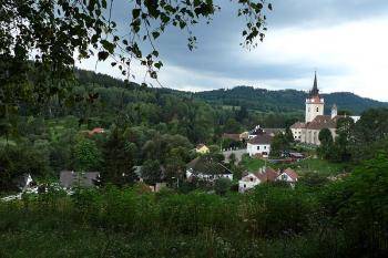 Část obce Rožmitál s kostelem z cesty ke kapli (© Jiří Cukr, 08/2009)