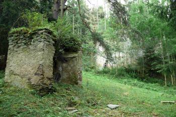 Jedna z poničených kapliček (© Jiří Cukr, 08/2009)
