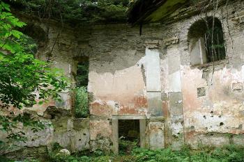 Interiér - východní část, kde stával oltář (© Jiří Cukr, 08/2009)