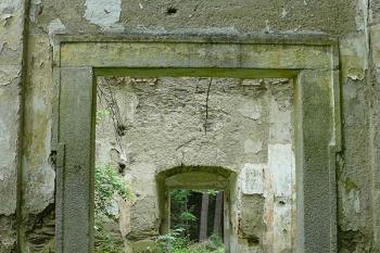 Průhled severním portálem směrem k jižnímu (© Jiří Cukr, 08/2009)