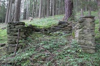 Jedna ze dvou kapliček v terase jižně od kaple (© Jiří Cukr, 08/2009)