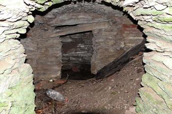 Šachta s pramenem vody pod kaplí (© Jiří Cukr, 08/2009)