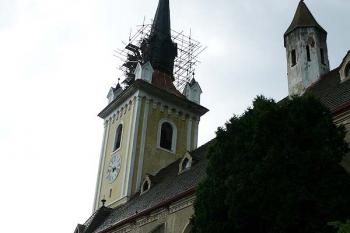 Jižní průčelí a hřbitov (© Jiří Cukr, 08/2009)