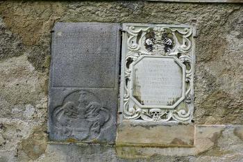 Staré náhrobky ve zdi kostela (© Jiří Cukr, 08/2009)
