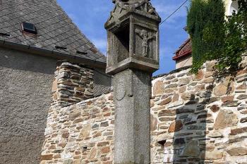 Boží muka před kostelem (© Jiří Cukr, 08/2009)