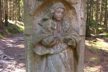 Machovský kříž - reliéf na podstavci ( © Milan Caha 08/2009)