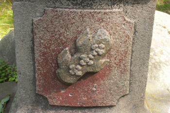 reliéf znaku Broumovského opatství - zbytky červé a zlaté polychromie ( © Milan Caha 08/2009)