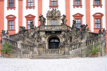 Schodiště do zahrady ( © Luděk Pitter 08/2004)