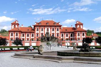 Zahradní průčelí ( © Luděk Pitter 08/2004)