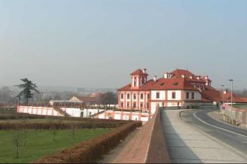 Tudy patrně k zámku přijedete ( © Petr Turyna 04/2004)