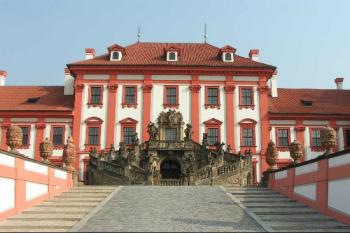 Průčelí zámku směřuje na jih, k Vltavě ( © Petr Turyna 04/2004)