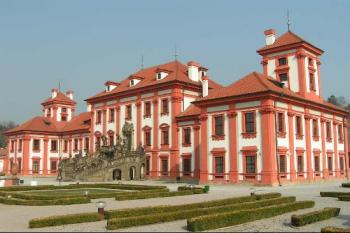 Jihovýchodní pohled ( © Petr Turyna 04/2004)
