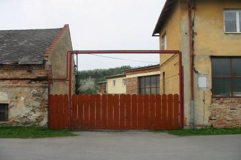 dnes hlavní vjezd do dvora (© D Dohňanský, 05/2015)