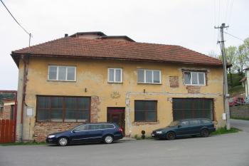 hlavní budova dvora od sv. (© D Dohňanský, 05/2015)