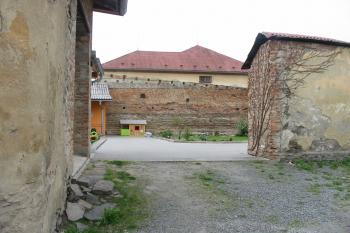 vjezd do dvora na sz.straně (© D Dohňanský, 05/2015)
