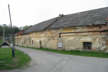 budovy dvora od sv. (© D Dohňanský, 05/2015)