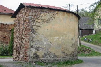 zaoblená "dvorní "zeď na sz.straně (© D Dohňanský, 05/2015)