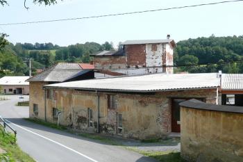 pohled na severozápadní část dvora s bývalým pivovarem ( © Jan P. Štěpánek 08/2009)