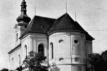 kostel od jihovýchodu mezi světovými válkami (© Anton Gnirs: Topographie der historischen und kunstgeschichtlichen Denkmale in der tschechoslowakischen Republik sv. 50 die Bezirke Tepl und Marienbad, Deutsche Gesellschaft der Wissenschaften und Künste für die Tschechoslowakische Republik in Prag, 193)