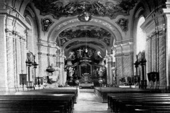 pohled z lodi kostela do presbytáře v meziválečném období (© Anton Gnirs: Topographie der historischen und kunstgeschichtlichen Denkmale in der tschechoslowakischen Republik sv. 50 die Bezirke Tepl und Marienbad, Deutsche Gesellschaft der Wissenschaften und Künste für die Tschechoslowakische Republik in Prag, 193)