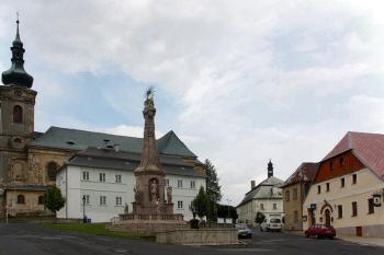 Kostel, stará škola, trojiční sloup a radnice od jihu (© Ivan Grisa 08/2009)