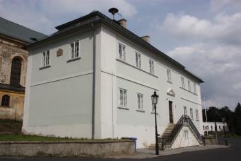 Škola od jihozápadu ( © Ivan Grisa 08/2009)