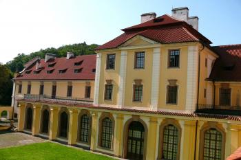 Západní křídlo od severovýchodu (© Jiří Cukr, 09/2014)