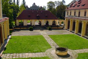 Nádvoří (© Jiří Cukr, 09/2014)
