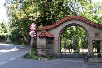 vstupní brána z náměstí ( © Petr Turyna 07/2005)
