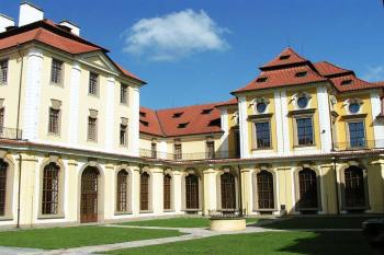 západní (pravé) a středové (severní) křídlo ( © Petr Turyna 07/2005)