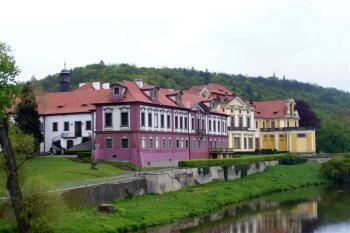 pohled na prelaturu - místo, kde stával původní lovecký hrad Přemysla Otakara II. (© zdeněk komínek, 05/2008)