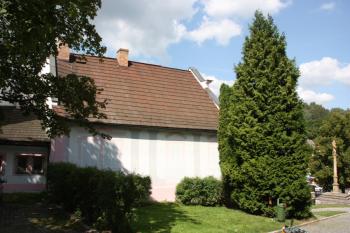 Východní stěna s falešnými okny ( © Ivan Grisa 08/2009)