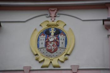 Městský znak ve štítu radnice ( © Ivan Grisa 08/2009)