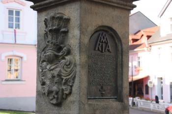 Questenberský erb a deska s popisem historie sloupu ( © Ivan Grisa 08/2009)