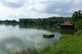Rybářská bouda pod hrází (© Jiří Cukr, 08/2009)
