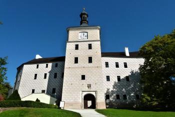 vstupní průčelí zámku s branskou věží ( © Jan P. Štěpánek 10/2011)