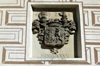 alianční erb nad hlavní branou zámku ( © Jan P. Štěpánek 10/2011)