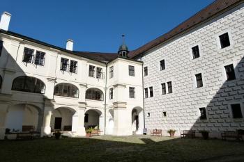 zámecké nádvoří ( © Jan P. Štěpánek 10/2011)