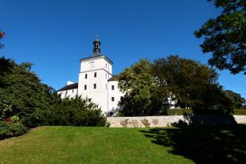 celkový pohled na zámek od rybníků ( © Jan P. Štěpánek 10/2011)