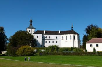 celkový pohled na zámek od jihu ( © Jan P. Štěpánek 10/2011)