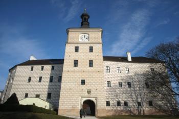 vstupmí průčelí zámku ( © Milan Caha 02/2012)