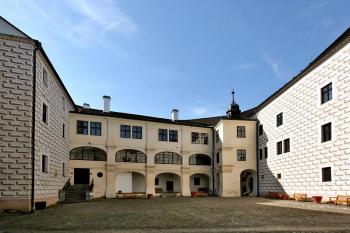 Nádvoří ( © Luděk Pitter 05/2007)