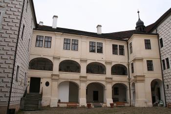 Arkády na severní straně nádvoří ( © Ivan Grisa 04/2009)