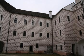 Jižní část nádvoří ( © Ivan Grisa 04/2009)